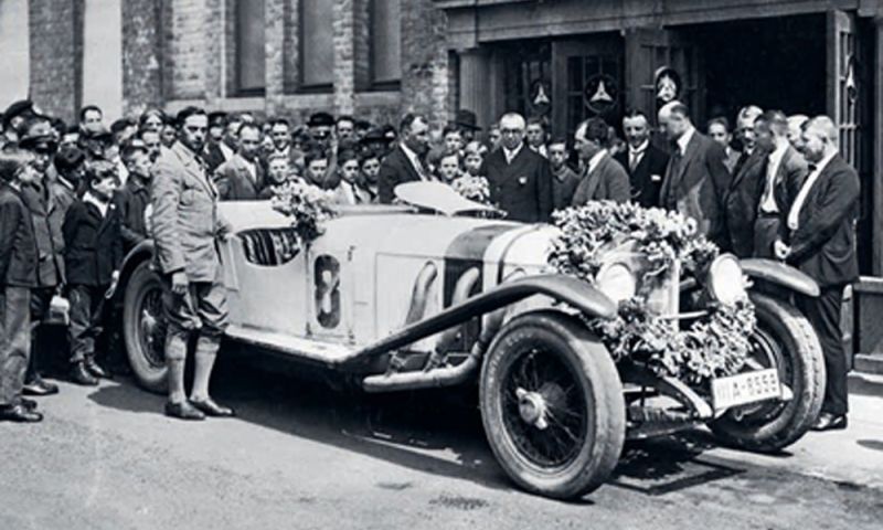 1927 - Gran Premio de Alemania en el Nürburgring: entrega del premio a Otto Merz en Stuttgart-Untertürkheim con Ferdinand Porsche (5º por la dcha.)