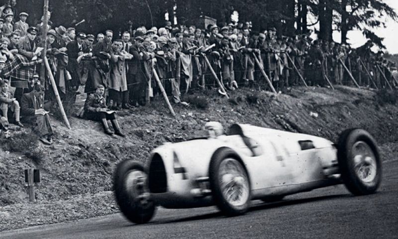 1936 - Salida de una carrera veloz: numerosos participantes olímpicos asisten a un vertiginoso combate en un circuito ligeramente modificado.