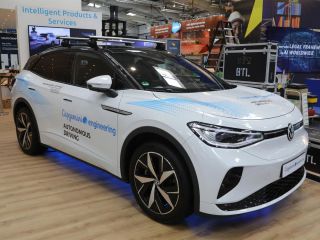 Automóvil Volkswagen autónomo en el stand de ingeniería de Capgemini en la feria industrial de Hannover (Hannover Messe) 01 290522