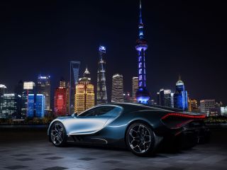 El Bugatti Tourbillon frente al vertiginoso horizonte de Shanghái. 01220125