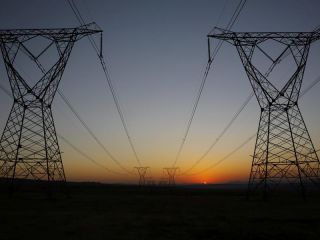 Fotografía de archivo que muestra torres de conducción de electricidad en Johannesburgo (Sudáfrica). EFE/Kim Ludbrook 01240325