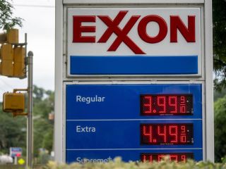 Vista de una estación de servicio de Exxon Mobil en Arlington, Virginia (EE.UU.), en una fotografía de archivo. 01 281022
