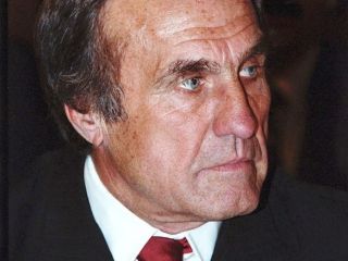 Fotografía de archivo sin fecha en la que se registró a Carlos Reutemann, senador, expiloto de Formula Uno y exgobernador de la provincia argentina de Santa Fe. EFE/Jorge Aloy/Archivo