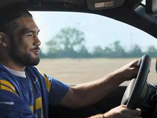 Toyota ofrece una campaña de la NFL repleta de estrellas que invita a los fanáticos a "rodar profundo" juntos durante toda la temporada 01 050924