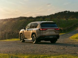 Indulgencia incomparable dentro y fuera de la carretera: Lexus LX 700h 2025 01050225