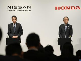 El presidente y CEO de Nissan, Makoto Uchida (izqu.), y su homólogo en Honda, Toshihiro Mibe, en la rueda de prensa en la que anunciaron este viernes que han empezado a negociar una alianza en materia de producción de componentes y software para vehículos
