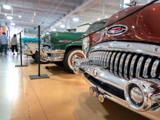 Personas visitan el nuevo Museo Dauer de Autos Clásicos en Sunrise, Florida, EE.UU., el 29 de abril de 2021 (publicado el 30 de abril de 2021).