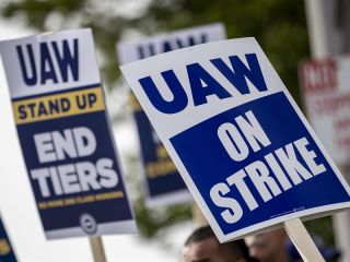Imagen de archivo de carteles de protesta de miembros del sindicato UAW (United Auto Workers). EFE/EPA/ETIENNE LAURENT 01 290124
