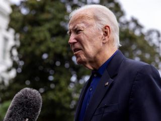 El presidente de Estados Unidos, Joe Biden, responde a una pregunta de los medios de comunicación después de descender del Marine One en el jardín sur de la Casa Blanca en Washington, DC, EE. UU., el 22 de septiembre de 2024. EFE/EPA/Shawn Thew / POOL 012