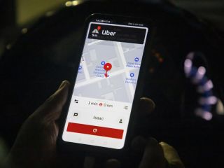 Un conductor de Uber usa la aplicación en su celular, en una fotografía de archivo. EFE/Isaac Esquivel 01 220523