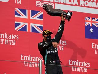 El piloto británico de Fórmula Uno Lewis Hamilton de Mercedes-AMG Petronas celebra en el podio después del Gran Premio de Fórmula Uno Emilia Romagna en la pista de carreras de Imola, Italia, el 01 de noviembre de 2020.