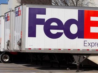 Camiones de FedEx en un centro de distribución en Boston, Massachusetts (EE.UU.), en una fotografía de archivo.  01 010223