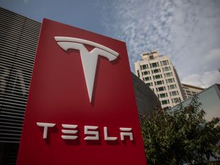 Vista del logotipo de la compañía estadounidense Tesla, en una fotografía de archivo. 01 251122