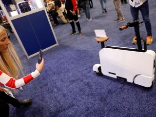 Una persona toma fotografía del Motocompacto de Honda, un dispositivo de transporte personal compacto de cero emisiones, durante el evento de prensa CES Unveiled Las Vegas en el Salón Internacional de Electrónica de Consumo 2024 Las Vegas, Nevada 01 08024