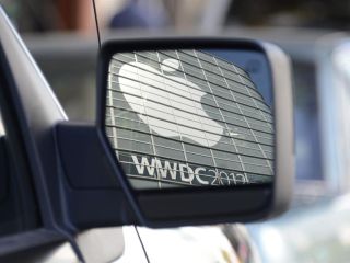Fotografía de archivo en la que se registró un logo de la compañía estadounidense de tecnología Apple, reflejado en el espejo retrovisor de un automóvil, en San Francisco (California, EE.UU.). EFE/John G. Mabanglo 01 280224
