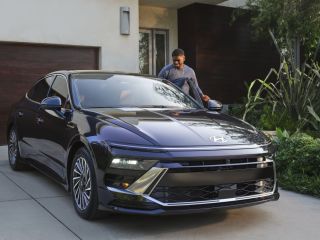 Hyundai defiende el placer de conducir en la campaña "Play for the Car" con el Sonata Hybrid 2025 02050225