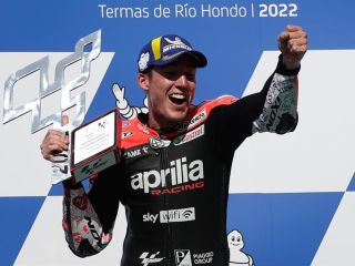El piloto Aleix Espargaró celebra tras ganar el Gran Premio de Argentina de MotoGP, hoy, en el autódromo de Termas de Río Hondo, en Santiago del Estero (Argentina). 