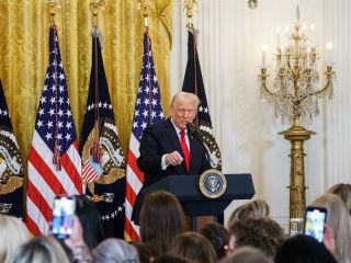 El presidente de EE. UU. Donald Trump habla en la Casa Blanca en Washington, DC, EE. UU., el 26 de marzo de 2025. EFE/WILL OLIVER 01270325