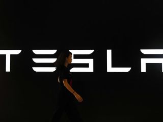 Fotografía de archivo del logo de Tesla. EFE/FAZRY ISMAIL 01 240424