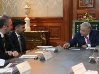 Fotografía cedida por Presidencia de México, del mandatario mexicano Andrés Manuel López Obrador (d), junto al director de Desarrollo de Negocios de Tesla, Rohan Patel (c) y el director de Mercado de Tesla en México, Eugenio Grandio EFE/Presidencia 090323