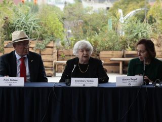La secretaria del Tesoro de EEUU, Janet Yellen (c), acompañada del embajador de Estados Unidos en México, Ken Salazar (i), y de Susan Segal (d), presidenta y CEO de Americas Society, participan durante una reunión con empresarios en Ciudad de MéxicO EFE