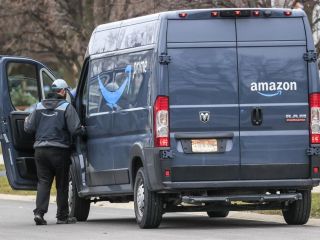 Un hombre entrega productos de Amazon en Round Lake Heights, Illinois (EE.UU.), en una fotografía de archivo.
