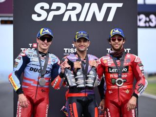 (Izq-dch) Marc Marquez, segundo clasificado, Jorge Martín, ganador, y Enea Bastianini, tercero, tras la carrera sprint del Gran Premio de Australia de MotoGP. EFE/EPA/JOEL CARRETT AUSTRALIA AND NEW ZEALAND OUT 01191024