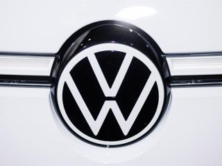 VW señaló en un comunicado que quiere asegurar que ofrece un salario "competitivo y robusto" para "atraer y motivar empleados" a su planta de Chattanooga, en el estado de Tennessee. Foto de archivo. EFE/EPA/CLEMENS BILAN 01 231123