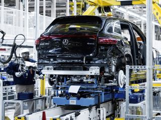 Fotografía divulgada por Mercedes-Benz que muestra la producción de un todocaminos SUV EQS de la marca alemana, en la planta que el fabricante tiene en la localidad de Tuscaloosa en Alabama (EE UU). 01 250822
