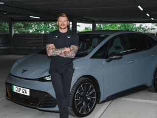 Adam Peaty conduce el CUPRA Born 01 310723