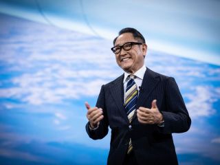 Akio Toyoda recibe el Premio al Liderazgo en la Industria de la Sociedad de Ingenieros Automotrices 01090525