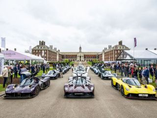 El espectacular desfile del superdeportivo Aston Martin Valkyrie, récord mundial, emociona el Salón Privé de Londres 01 190424