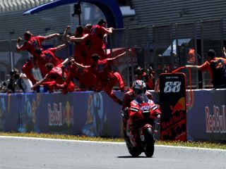 El piloto australiano de MotoGP Jack Miller Ducati, del equipo Lenovo Team, cruza la línea de meta para ganar el Gran Premio Red Bull de España disputado este domingo en el Circuito Ángel Nieto de Jerez de la Frontera (Cádiz). 