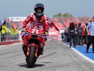 El piloto italiano Enea Bastianini de Ducati Lenovo Team celebra la victoria de la carrera de MotoGP del Gran Premio de Motociclismo de Emilia Romagna en el circuito mundial de Misano Marco Simoncelli en Misano Adriatico, Italia. EFE/EPA/D 01220924