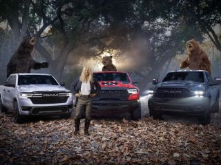 ¡Ricitos de Oro y los tres camiones! El actor Glen Powell y Ram Brand le dan un nuevo giro al clásico cuento de hadas en un comercial de caza mayor 02070225