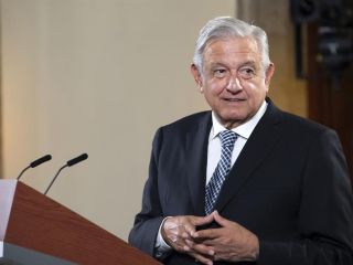 Fotografía cedida por la Presidencia de México del mandatario, Andrés Manuel López Obrador, durante una rueda de prensa en el Palacio Nacional, en Ciudad de México (México). 01 050822