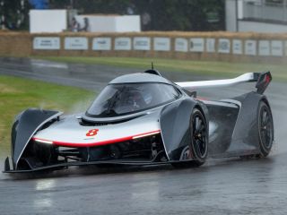 El dos veces campeón del mundo de Fórmula 1 Mika Häkkinen conduce el McLaren Solus GT en el Festival de la Velocidad de Goodwood 01 140724