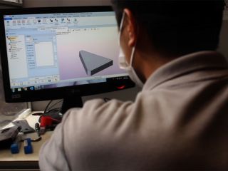 Un programador usando ZW3D para generar trayectorias de herramientas.