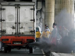 Una fotografía de archivo que muestra el chorro de humo negro que emana del tubo de escape de un camión de reparto. EFE/Rolex Dela Pena 01 130524