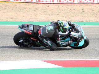El piloto Franco Morbidelli (Petrona Yamaha SRT) en la carrera final celebrada hoy en el circuito turolense de Motorland Alcañiz, donde se disputa el Gran Premio Liqui Moly de Teruel del Campeonato del Mundo de MotoGP.