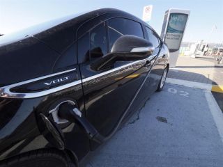 Un vehículo eléctrico se carga en RingCentral Coliseum en Oakland, California, EE. UU., 25 de agosto de 2022. 01 260822