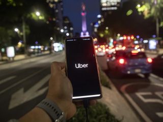 Foto de archivo deuna persona solicita un servicio en la aplicación Uber. EFE/Isaac Esquivel 01 050623