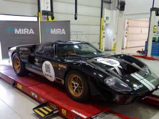 El GT40 y Land Rover de Everrati superan rigurosas pruebas de seguridad eléctrica R100.01 01 251122