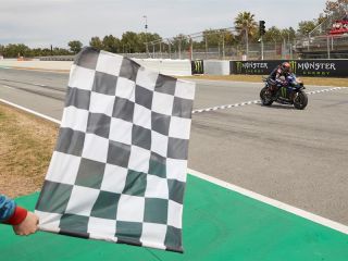 El piloto francés Fabio Quartararo entra en primera posición tras finalizar la sesión de clasificación del Gran Premio de Cataluña, que se disputa en el circuito de Montmeló.-