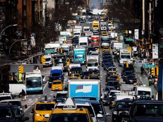 Fotografía de archivo en la que se registró una transitada avenida en Manhattan, Nueva York (NY, EE.UU.).  01 020822