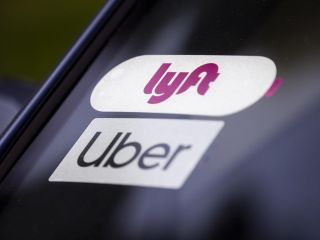 Vista de los logos de Uber y Lyft, en una fotografía de archivo. 01 111022
