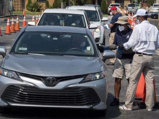 Una línea de carros en Hialeah, Florida, en una fotografía de archivo. 01 211122