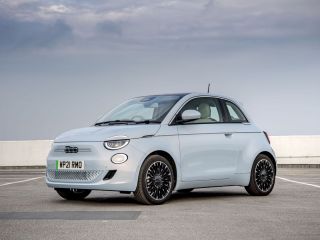 El nuevo Fiat 500 retiene el título en What Car? Premios de coches eléctricos 2022 01 310822