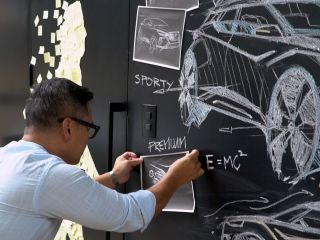 John Sahs es el director de Diseño de Nissan Design Latin America, y una de las mentes creativas detrás del diseño de varios modelos de la marca quien con su larga trayectoria ha sabido capturar la esencia del ADN japonés de la compañía. 01 080724