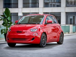 El totalmente nuevo Fiat 500e, la primera oferta de vehículo eléctrico de batería (BEV) de Stellantis en Norteamérica, galardonado con el premio Urban Green Car of the Year 2024 por Green Car Journal 01 160224